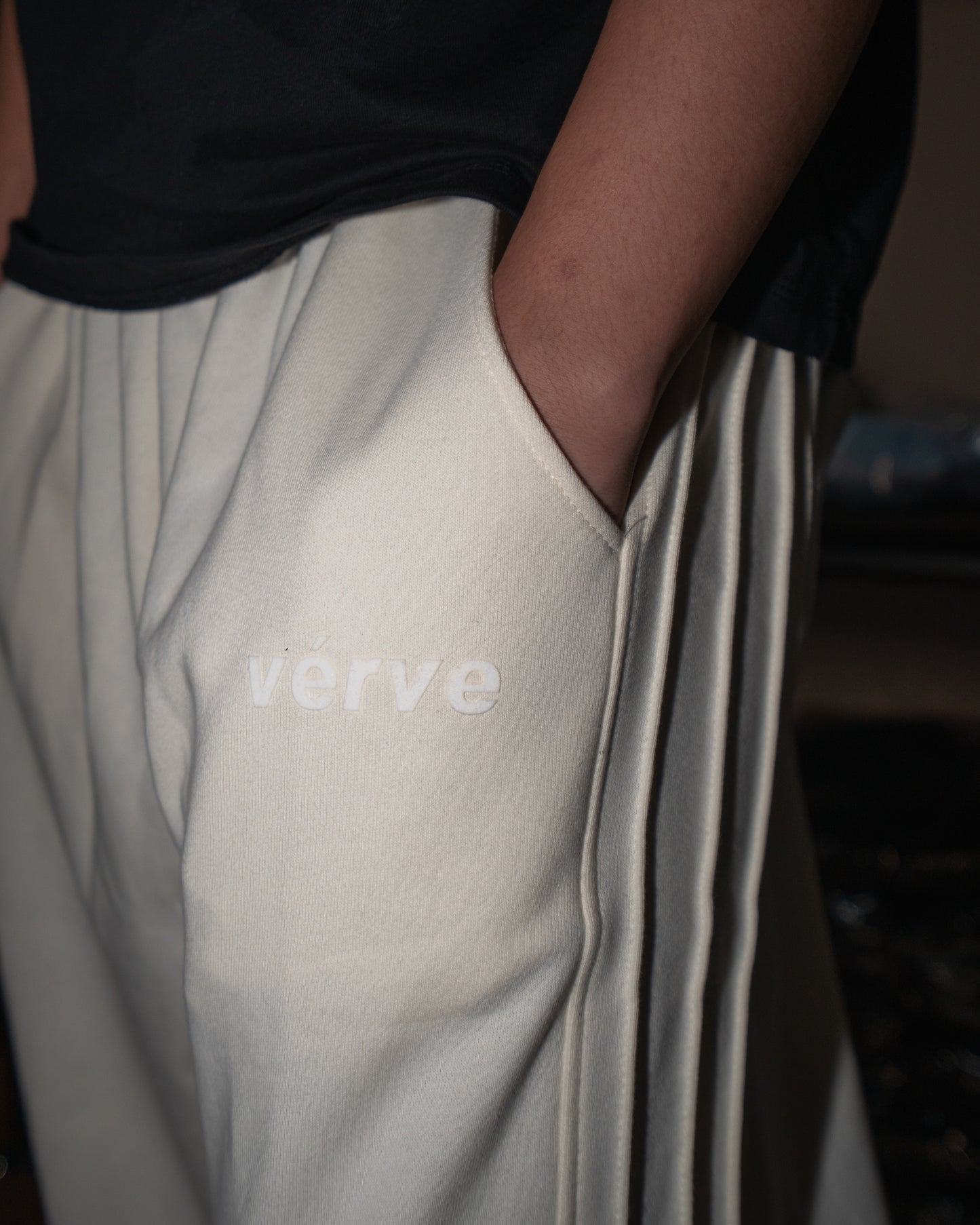 PLEATED SWEATPANTS — CREAM EDITION